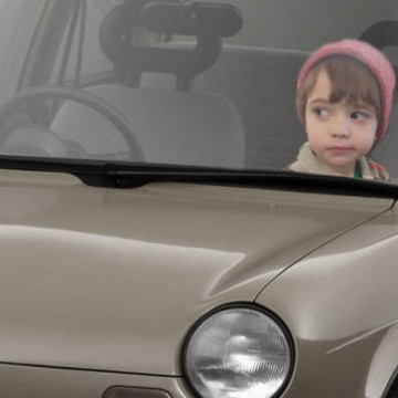 enfant seul dans une voiture