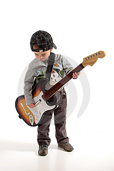 enfant jouant de la guitare Èlectrique