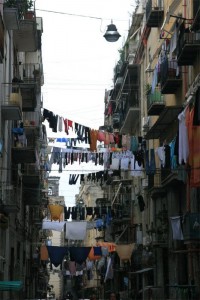 du linge qui sèche au-dessus d'une rue de Naples