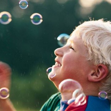 enfant jouant avec des bulles de savon